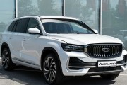 Что изменилось в Geely Monjaro после рестайлинга для России: хрустальная шайба, чёрный салон и два типа подвески
