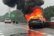 Аквапланирование, пожар и заблокированные двери: жесткое ДТП с Tesla Model Y на мокрой трассе и неожиданный пиар-ход Li Auto