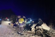 Ночью в страшной аварии в Свердловской области погибли 5 человек  еще трое ранены