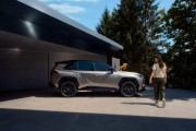 Toyota RAV4 2026: привычные размеры, новый «агрессивный» характер и усиленная платформа — что изменилось