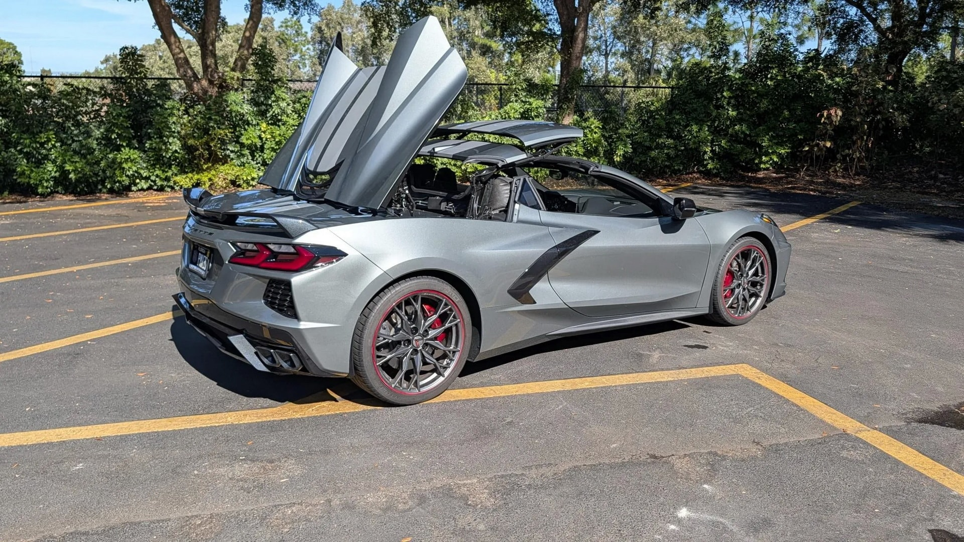 Владелец купил Chevrolet Corvette за 97 тысяч долларов и продал через 5 тысяч миль за...