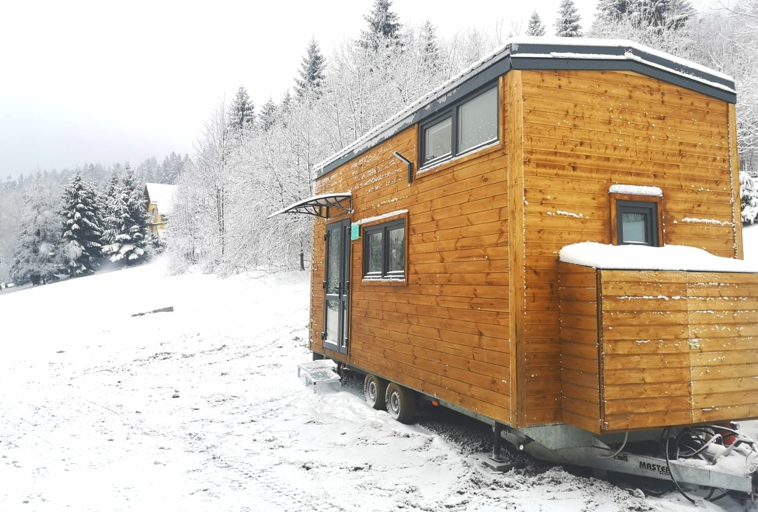Мини-дом на колесах для зимы: новый взгляд на мобильные шале в горах
