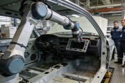 Роботы на УАЗе ставят панели в авто: так быстрее и точнее