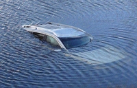 Как действовать при падении автомобиля в воду