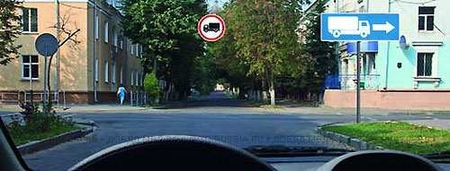 Вы управляете грузовым автомобилем с разрешенной максимальной массой не более 3,5 т. В каких направлениях Вам разрешено дальнейшее движение?