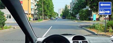 В каких направлениях Вам разрешено продолжить движение на перекрестке?