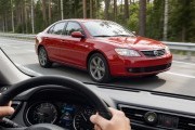 Одна машина на всех: как российские семьи экономят на страховке и делят обязанности за рулём