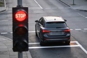 Стоп-линия позади, а на светофоре уже красный: сдавать назад или стоять — в ГАИ дали четкий ответ