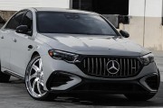 Гибридный Mercedes-AMG E 53 получил американские 24-дюймовые диски Forgiato и стал самым обсуждаемым седаном сезона