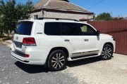 В Анапе сняли с хранения и продают редкий Toyota Land Cruiser 2018 года с гарантией