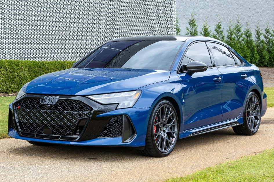 Почти новый Audi RS 3 2025 года выставлен на продажу после 4700 км