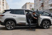 Москвич M70 против Tenet T7: за что переплачивать 200 тысяч рублей — честный вердикт