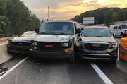 Три дурака на дороге  GMC Savana   Ford Mustang и GMC Acadia не смогли поделить выезд с трассы