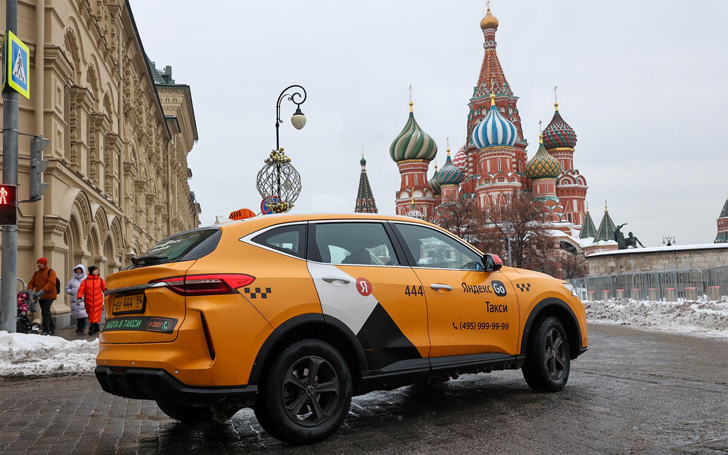 Такси подорожает в новогодние праздники: названы 2 главные причины
