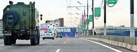 Как в данной ситуации должен поступить водитель легкового автомобиля при приближении автомобиля оперативной службы, сопровождающего колонну?