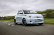 Маленький электрический Fiat 500 берет одну премию за другой