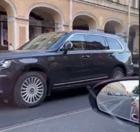 В Петербурге женщина на Mitsubishi атаковала внедорожник Aurus