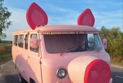 В Москве уазовскую Буханку превратили в Хрюмобиль и сдают в аренду для съемок яркого контента